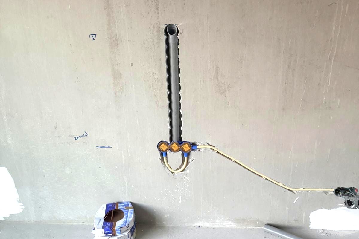 Kabelwerk langs de muur
